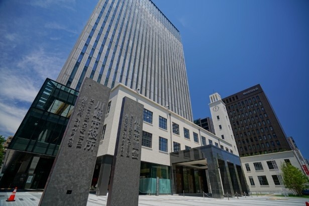 川崎市役所本庁舎は「高層棟」と「復元棟」から成る