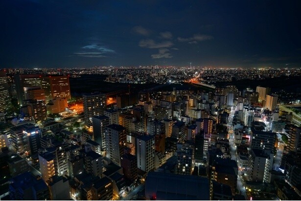 【写真で見る】方角によって異なる顔を見せる夜景