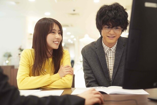 有村架純演じるフミ子と鈴鹿央士演じるフミ子の婚約者・中沢太郎