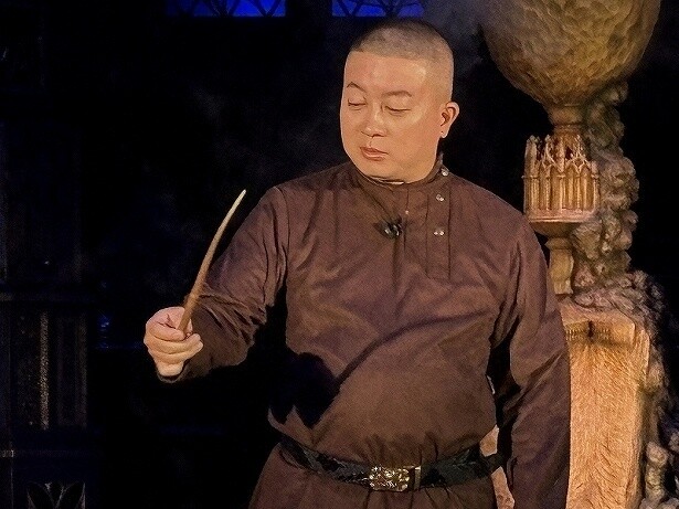 映画を観ていない松尾さんは衣装や小道具にピンときていない様子