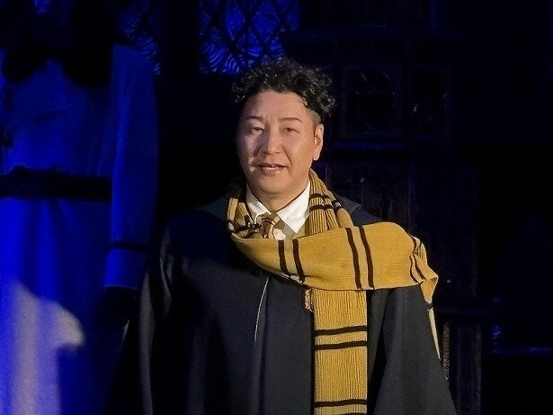 ホグワーツ代表のセドリック・ディゴリー風の衣装に感動する長田さん