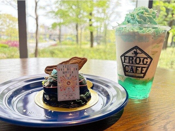 「クィディッチワールドカップムースケーキ」(850円)と「炎のゴブレットミルクシェイク ～チョコミントフレーバー～」
