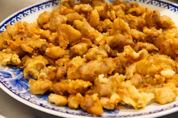 社員食堂で人気の唐揚げ。再春館製薬所は日々の食事を大切に考えており、社食のレシピをまとめた書籍を出版したことも