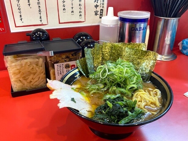 「特製ラーメン並」(1100円)。注文時に麺の固さ、味の濃さ、油の量が選べる