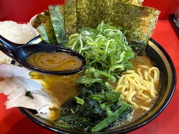 【写真】とろみの中にこってりと旨味が溶け込んだ濃厚スープが自慢