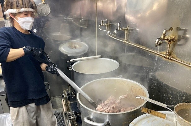 豚や鶏のガラを継ぎ足しながら濃密なスープを作る