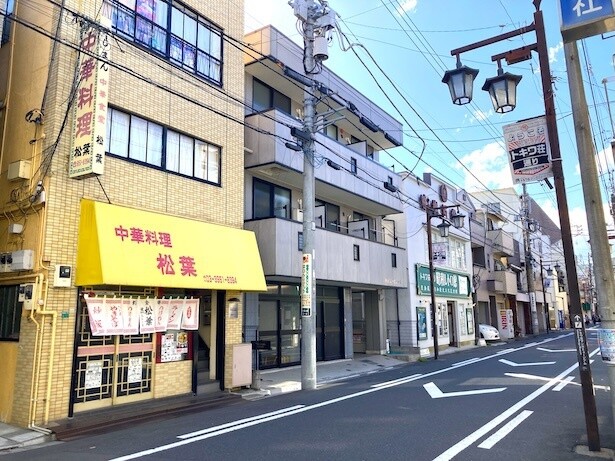 「トキワ荘通り」の中央に位置する。一際目立つ黄色い看板が目印