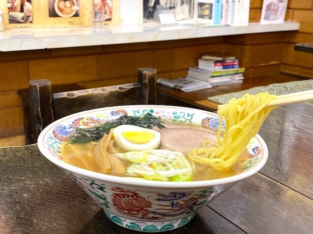 「ラーメン」(600円)。オリジナル缶バッチがもらえる「松葉ラーメン」(700円)もある