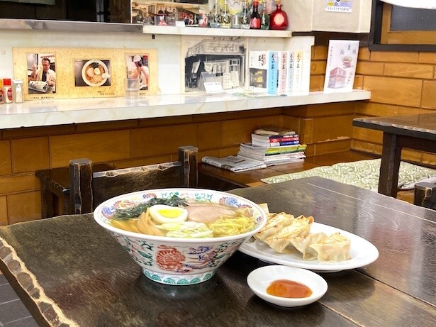 ラーメンとともに「焼餃子」(400円)、「炒飯」(600円)のオーダー率も高い
