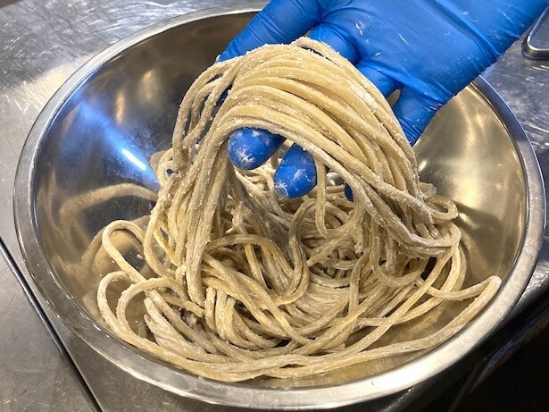 国産小麦100％の超極太麺を使用