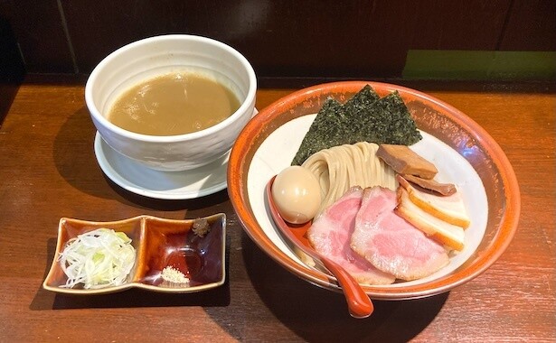 「特製つけ麺 並」(1350円)、麺大盛り300グラム(＋100円)