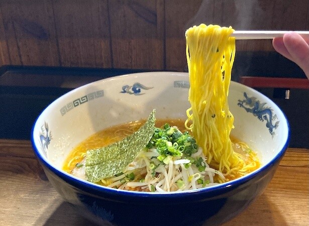 ストレートの細麺を使用。豚ゲンコツのスープや万能ネギなど福岡の博多ラーメンがベース