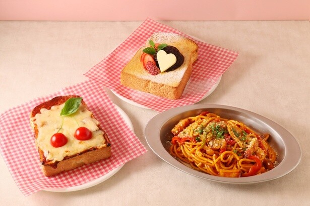 写真左から「チェリートマトのピザトースト」(990円)、「パーラーのあんバタートースト」(890円)、「昔懐かしナポリタン」(1380円)