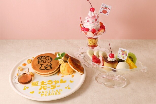 写真左から 「ミータンのキャラメルバナナホットケーキ」(1600円)、「亜土ちゃんパーラーのチェリーサンデー」(1430円)、「亜土ちゃんパーラーのプリンアラモード」(1380円)
