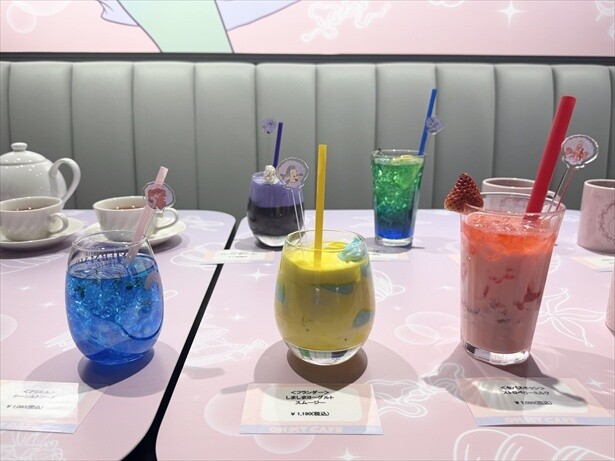 ＜アリエル＞シーソルトソーダ(1090円・写真手前左)、＜フランダー＞しましまヨーグルトスムージー(1190円・写真手前中央)、＜セバスチャン＞ストロベリーミルク(1090円・写真手前右)