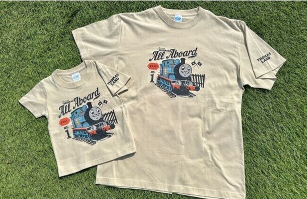 「親子Tシャツ」(大人向け：3300円／子ども向け：2970円) 