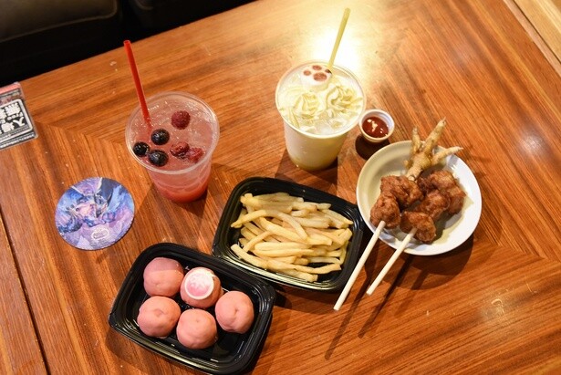 【写真を見る】「イャンクックのから揚げ(串)」など、「モンハン」の世界観を活かしたメニューがずらり！