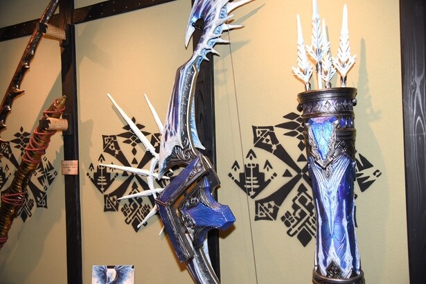 会場には、作中に登場する武器や装備も展示されている