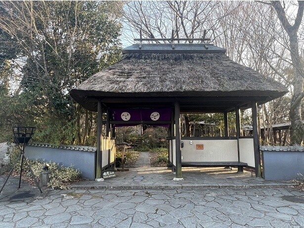 最近ではなかなか見かけない茅葺屋根