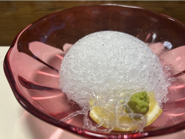 氷の中にあるのは「エノハ」の刺身
