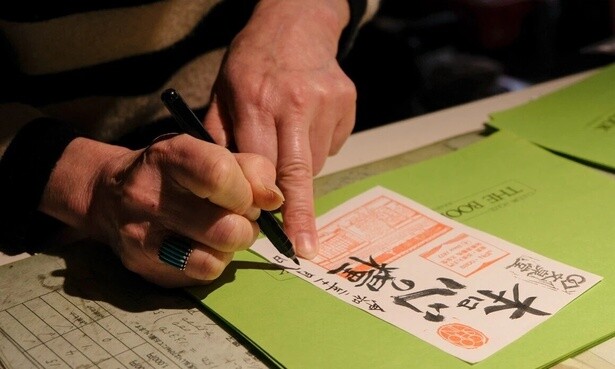 御書印は書店員が一枚ずつ本のタイトルや一文を書き入れてくれる