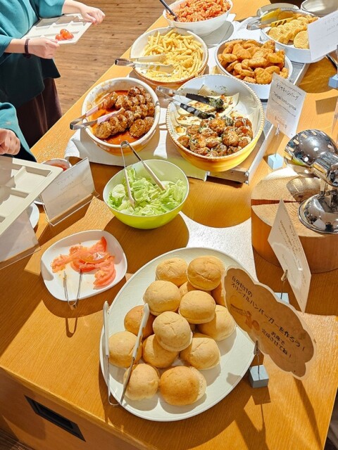 好きな食材を選んでオリジナルのバーガーが作れるキッズコーナー