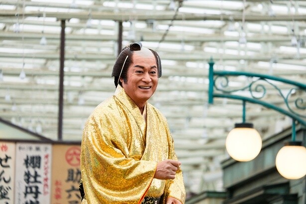 【写真】大勢の観客に囲まれたなか、お立ち台の上で華麗なステップを披露した松平健さん