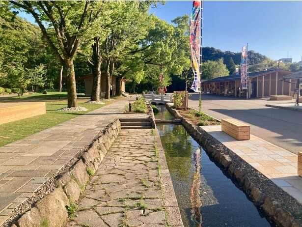 「岐阜城楽市」には、店舗のほか水路や芝生広場も整備