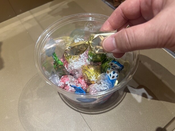 形の異なるチョコレートで隙間を埋める