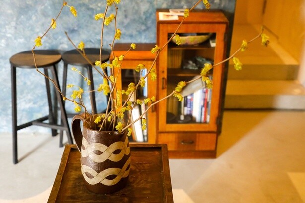 季節の花が店内を彩る