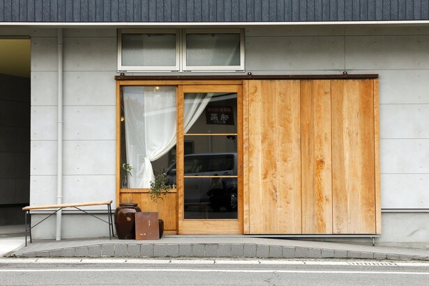 引き戸の木目も印象的なファサード