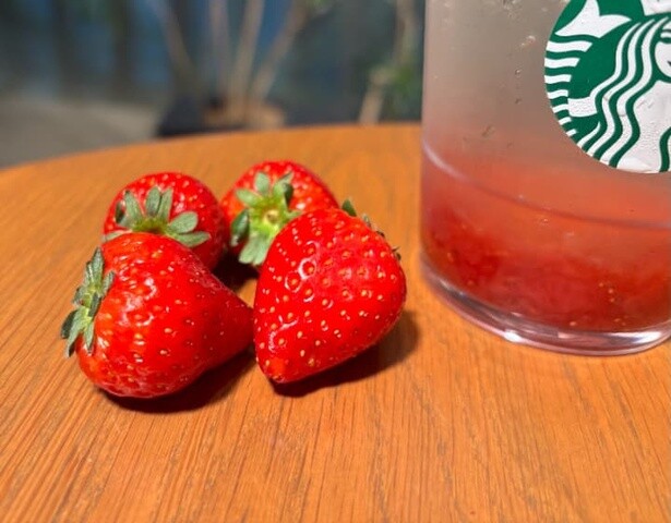 「チラックス ソーダ ストロベリー」は“いちごのヘタっぽい”味を隠し味にしているそう