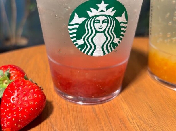 【写真】カップの下部にはプルンとしたジュレや、贅沢感のあるソースが。ジュレ＆ソースはストローを底のほうに挿すとたっぷりと楽しめる