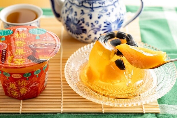 蒟蒻タピオカと白桃・黄桃の果肉が入った「桃香果茶ゼリー」。ゼリーは、白桃の甘さと、ウーロン茶の風味を楽しめる