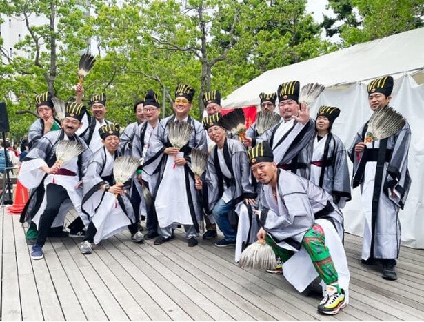 踊る孔明スタッフと名物MCが会場を盛り上げる！