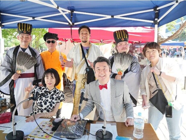 会場全体にスピーカーを置き、四川フェス@ラジオとして、マニアック＆熱いトークを届ける