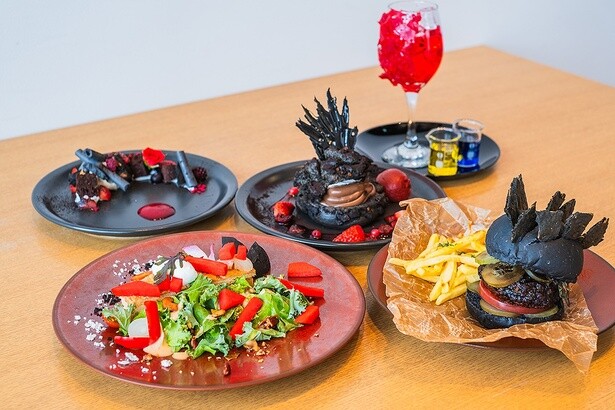 「赤と黒」をテーマに掲げた、「THE SUN&THE MOON(Cafe)」の限定コラボメニュー