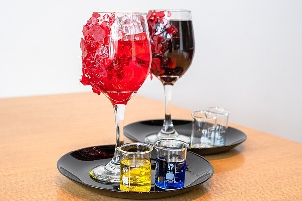 Chemistry Red yet Black(Red, Yellow, Blue)-赤でありながら黒-(赤と黒のモクテル)1430円。添えられた液体をグラスに注ぐと、全体が黒く仕上がるユニークな1杯