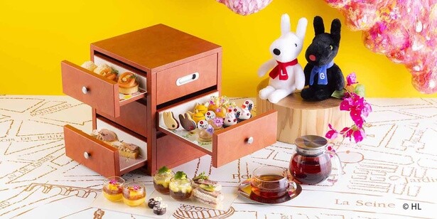 1階の「MYPLACE(マイプレイス)」カフェ＆バーでは、「アフタヌーンティーセット 〜リサとガスパールのプレゼントボックス〜」も同時開催