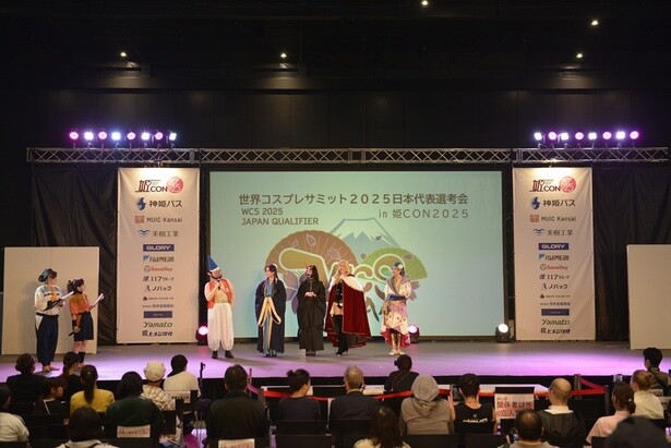 清元市長は「ハクション大魔王」のコスプレ姿で登場。会場は大いに沸き、和やかな雰囲気に包まれた