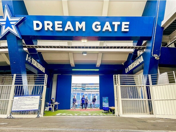 バックスクリーン下のDREAM GATEが開放され、グラウンドでキャッチボールできる