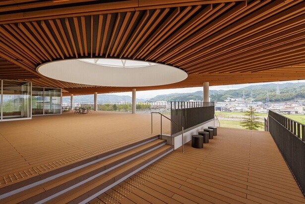 「展望テラス」。2階「テラス」と屋外階段でつながっており、美術館前の大御堂廃寺跡を一望できる