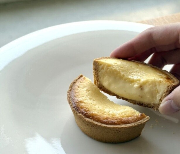ミュージアムカフェ「GARDEN By SEVENDAYS CAFE」の限定コラボメニュー。展覧会タイトルの頭に「T」をつけた「TART OF THE REAL(本物のタルト)」は、その名の通りシンプルな素材の味わいが伝わる王道のチーズタルトになっている