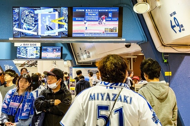 ハマスタ内でいちばん似合う観戦ファッションといえば、選手の背番号と名前が入ったユニフォーム