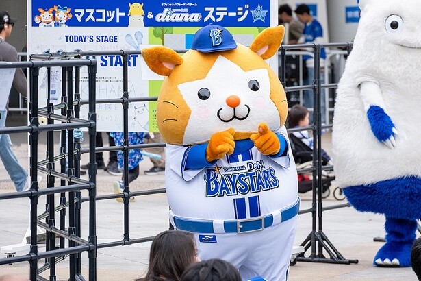 「diana」のダンス中も、ステージ脇からかわいい仕草で応援する「DB.スターマン」
