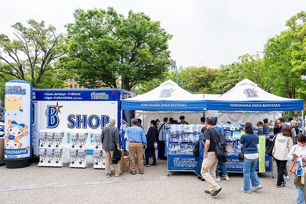 「B☆SHOP」では、選手の背番号がデザインされたグッズなど応援グッズを販売。プレイボール前に準備して、臨戦体制で観戦に挑もう！