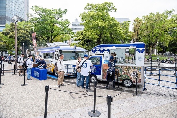 スタジアム内に入場するまでに、腹ごしらえするなら「B☆STAND」へ。ハマスタ名物の「青星寮カレー」(レギュラー・980円)や、球団オリジナル醸造ビール「BAYSTARS LAGER」(900円)が、ここでも味わえる
