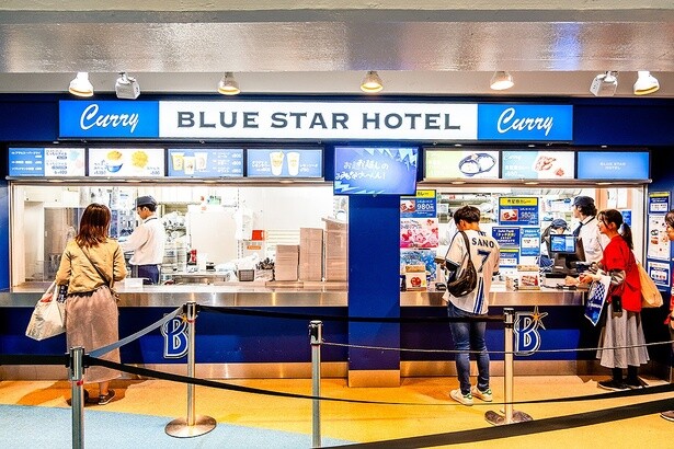 「青星寮カレー」や「ベイスターズ・ラガー」を販売する「BLUE STAR HOTEL」は、2ゲート横とライト側スタンド3FのBAYSIDE ALLEYの2カ所にある