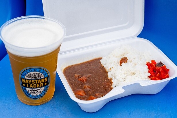 ハマスタ名物グルメの「青星寮カレー」(レギュラー・980円)と、「ベイスターズ・ラガー」(900円)