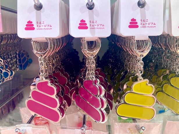 うんこメタルキーホルダー(1000円)。ゴールドが名古屋のテーマカラー